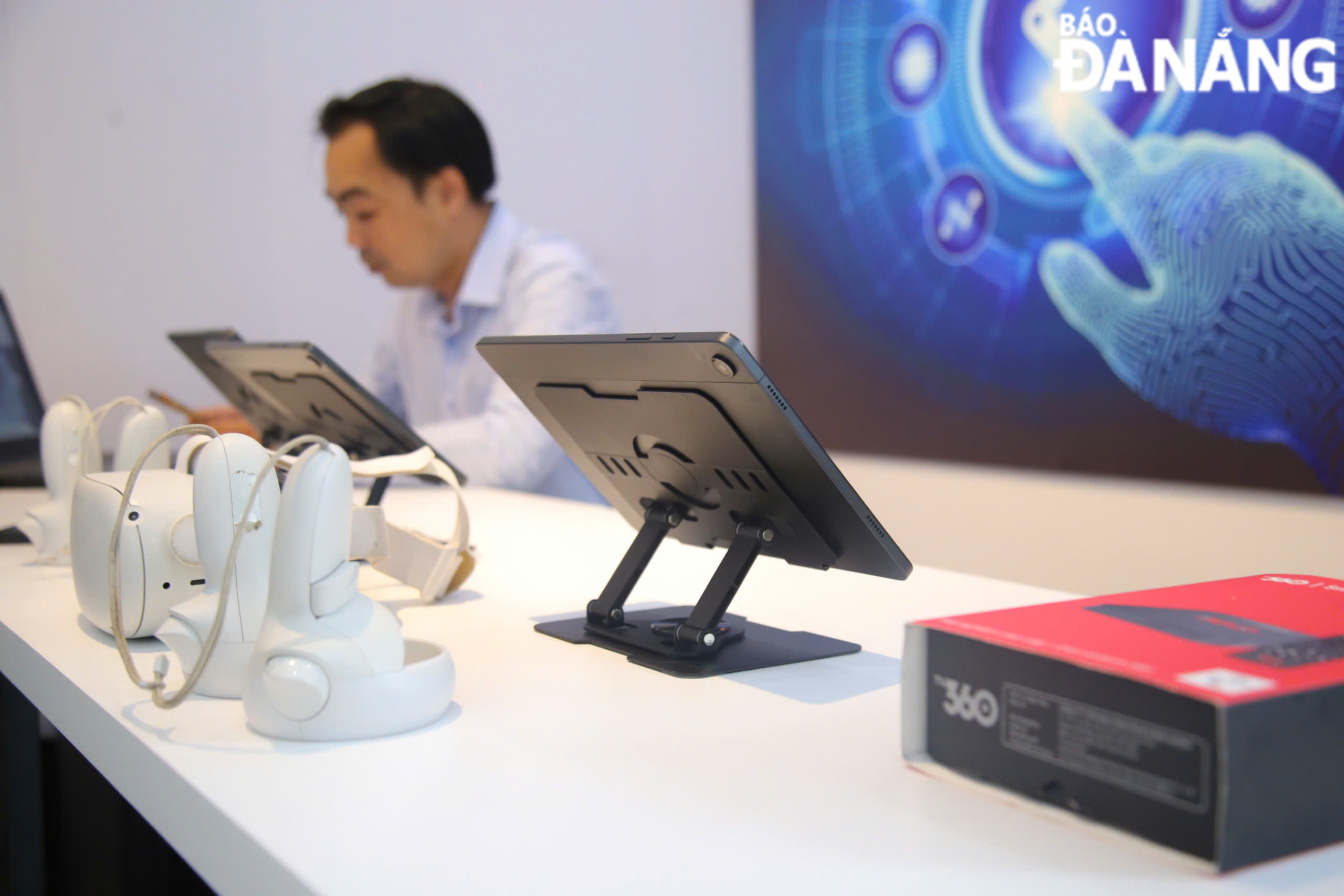 Many telecommunications and technology businesses introduce new, modern products to the public. Photo: CHIEN THANG