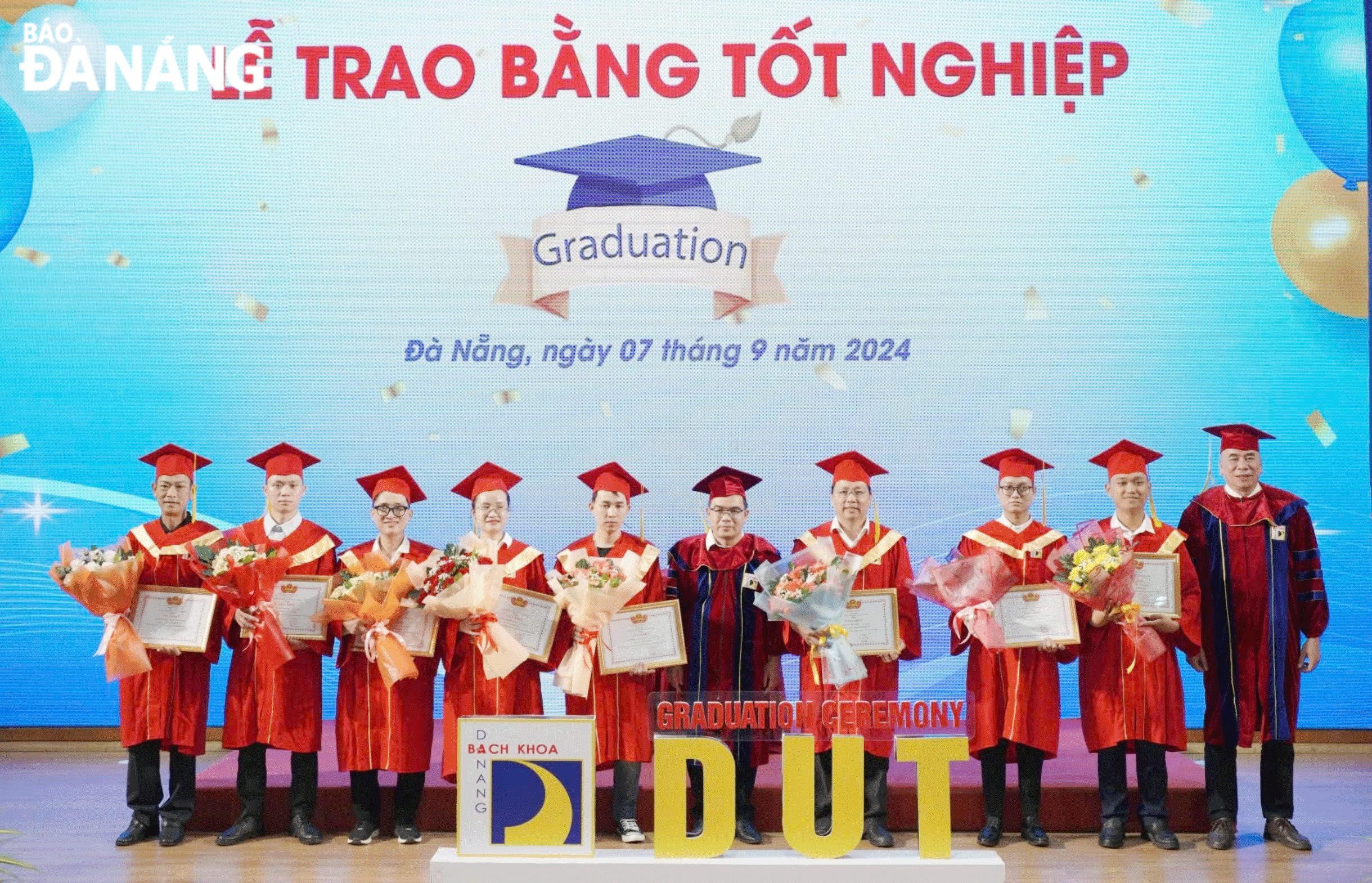 Every year, the University of Da Nang provides a large number of human resources for the labour market. The leaders of the University of Science and Technology award doctoral degrees to postgraduates of the 2023 - 2024 academic year. Photo: NGOC HA