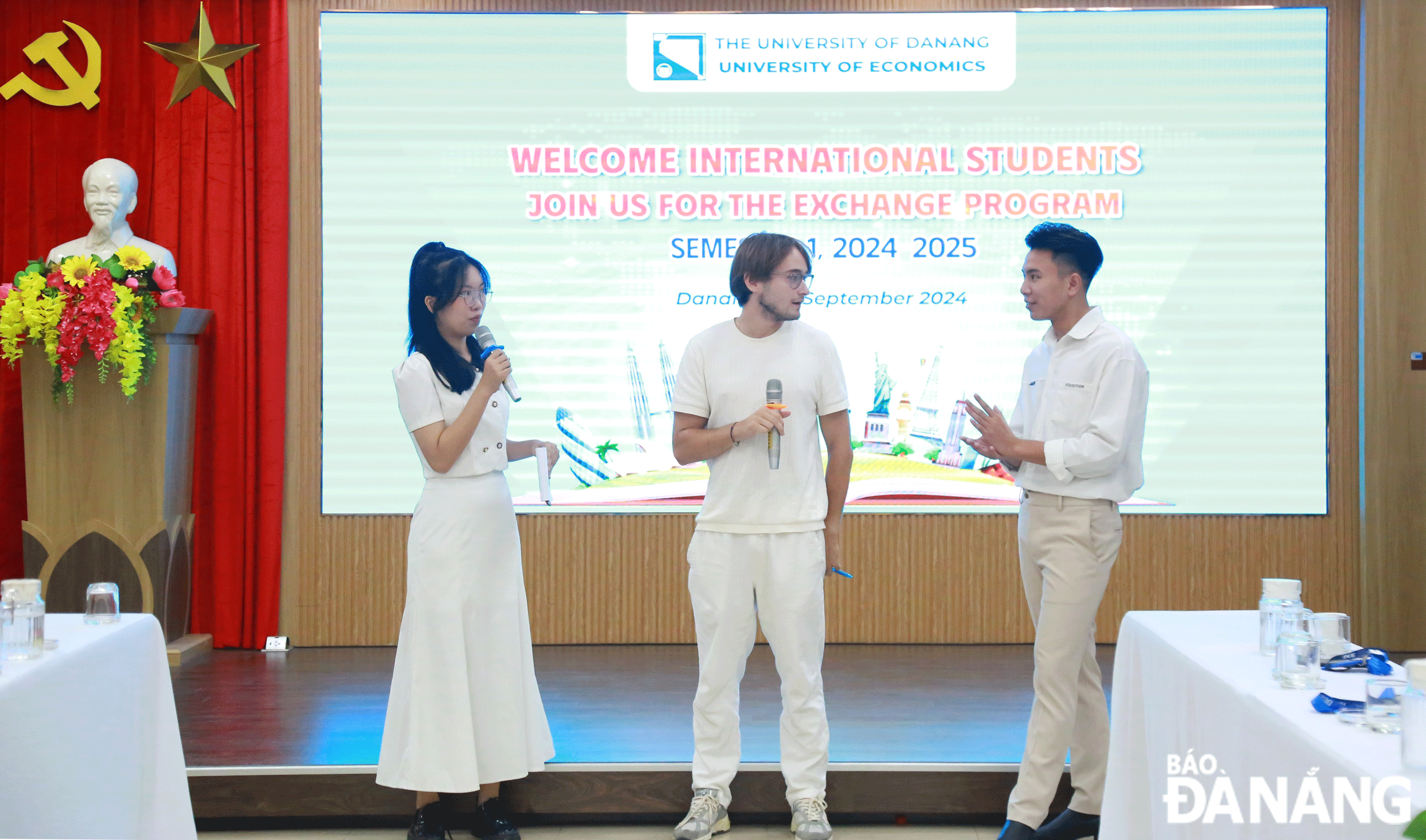 Foreign students come to the opening ceremony of the course at the University of Economics, the University of Da Nang. Photo: NGOC HA