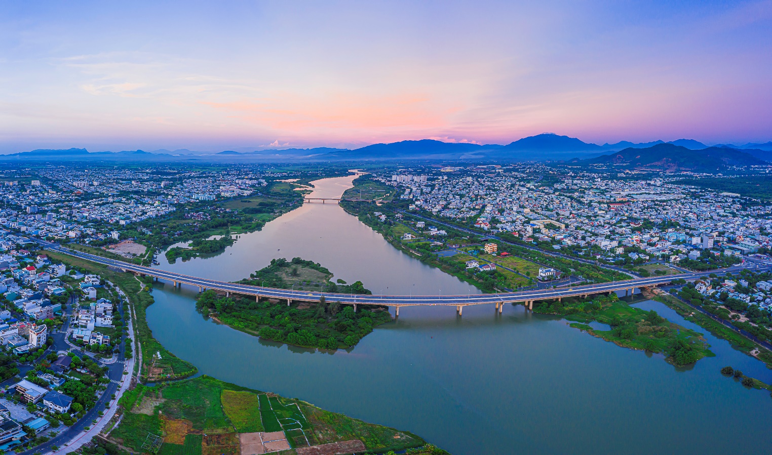 Nguyễn Tri Phương Bridge connects Hoa Xuan Ward with Khue Trung Ward, serving as a major route linking Ngu Hanh Son District with Cam Le and the city center.