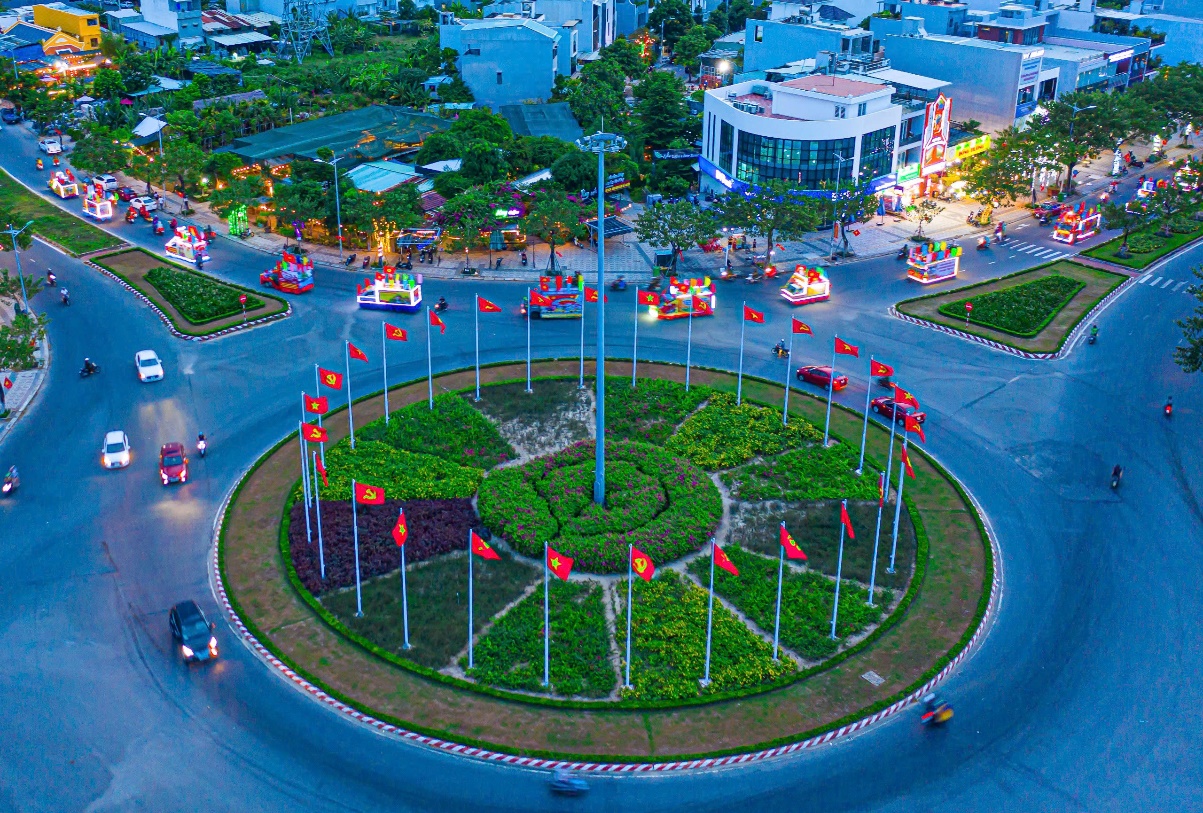 The prominent roundabout connecting Nguyen Phuoc Lan Street and March 29th Street links the districts of Cam Le, Hai Chau, and Ngu Hanh Son.