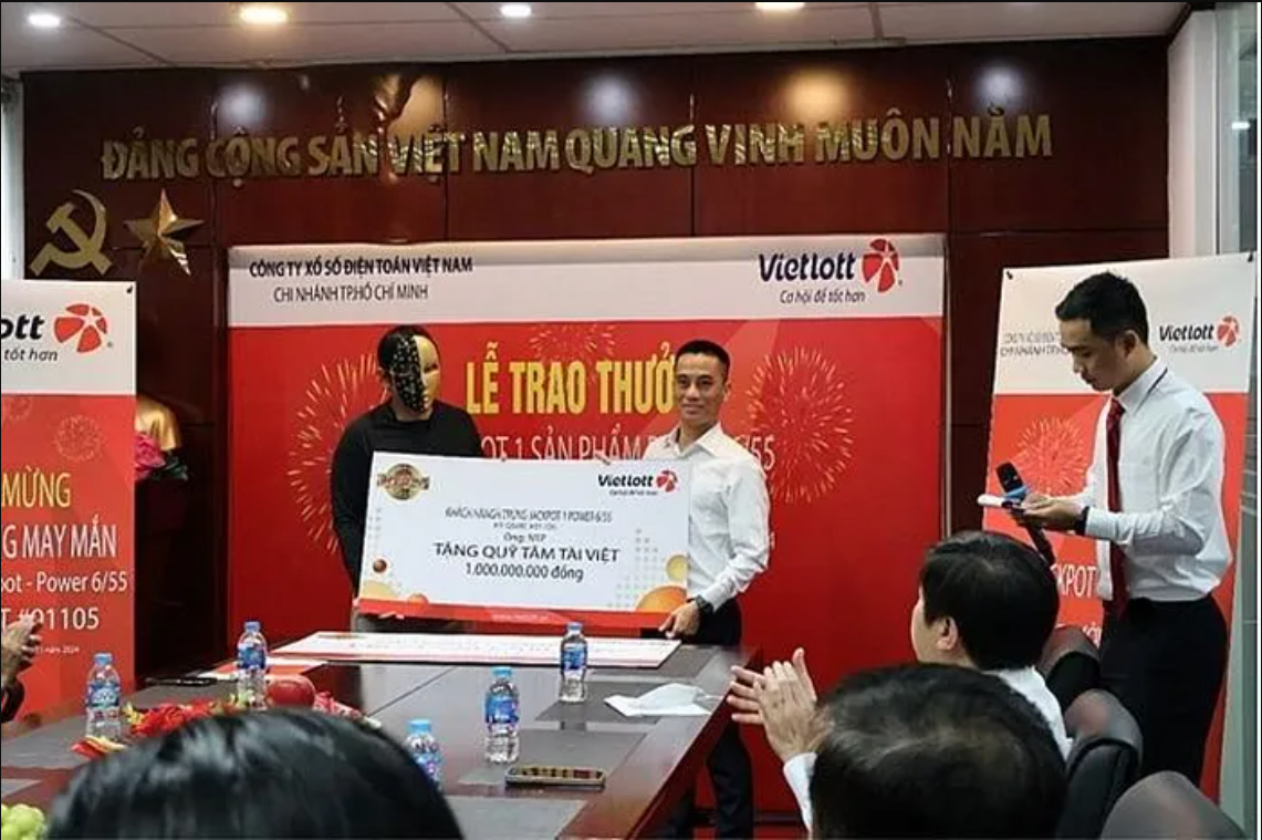 Anh P. trao tặng 01 tỷ đồng đến Quỹ xã hội Tâm Tài Việt.