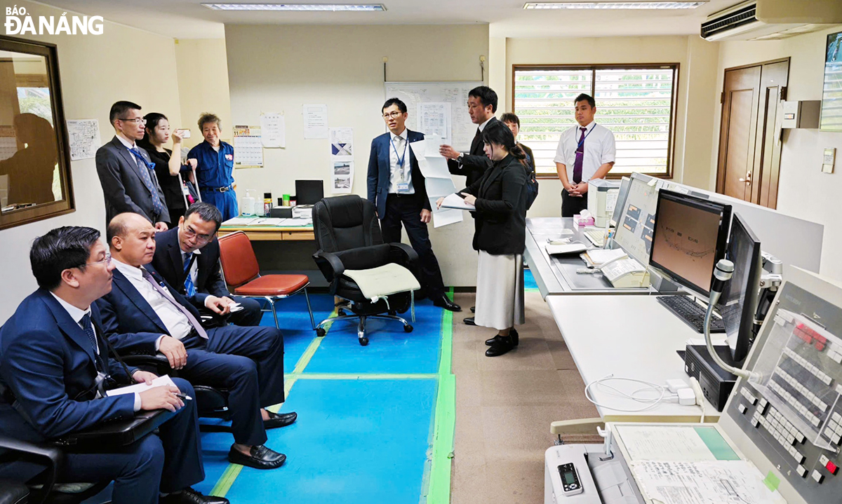 The delegation of Da Nang surveyed and learned about the urban traffic management system in Yokohama City. Photo: The delegation