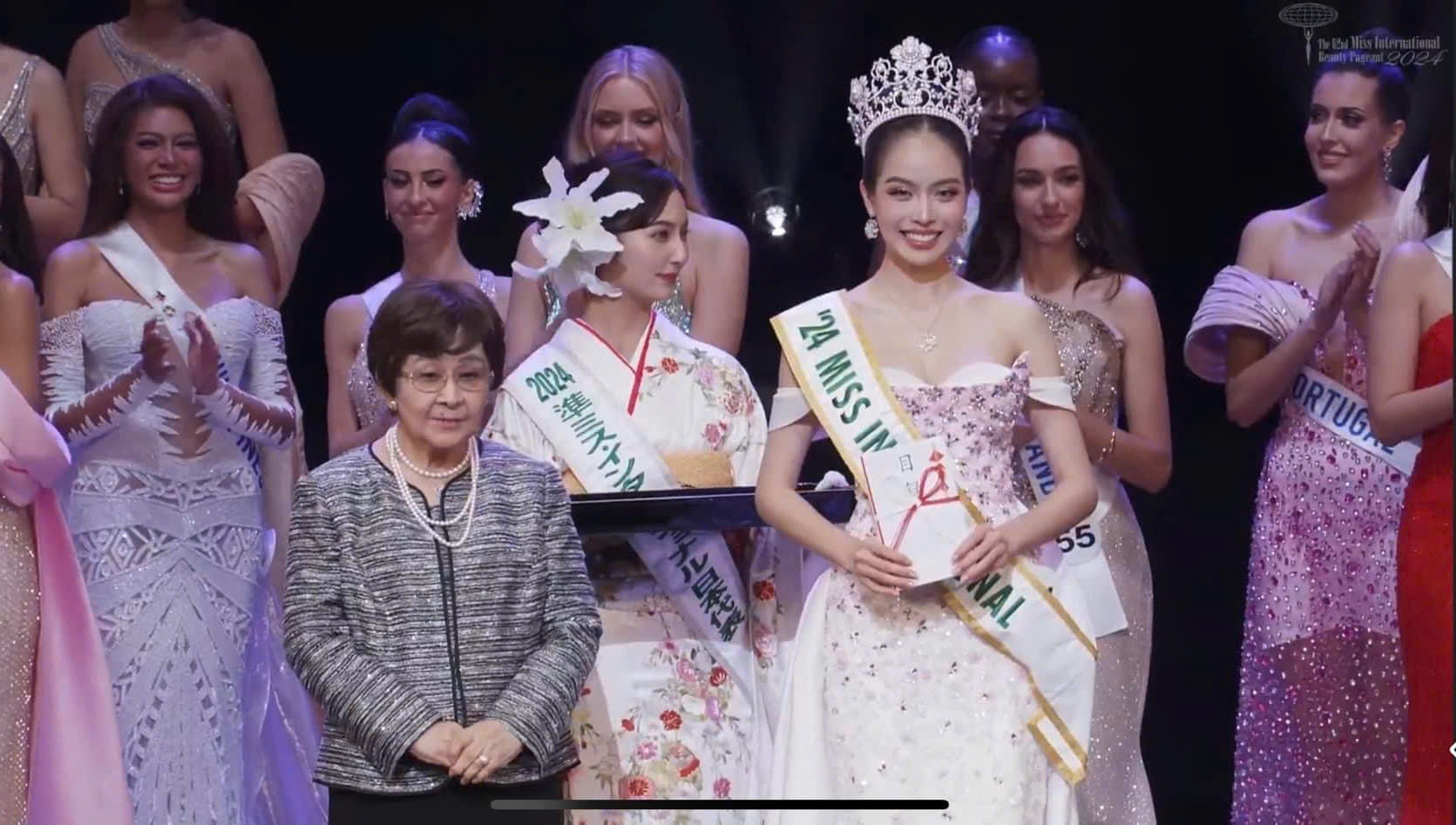 Hoa hậu Thanh Thủy (phải) ở khoảnh khắc đăng quang Miss International 2024. ẢNH: BTC