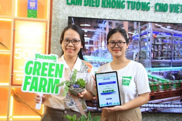 Đặc biệt, Vinamilk tặng nhiều quà “khủng” cho khách tham gia, bao gồm các vé đi tham quan trang trại Vinamilk Green Farm. Đã có 30 vé được trao tặng thay vì 20 vé như kế hoạch ban đầu, do hoạt động này nhận được sự ủng hộ từ hơn 200 lượt khách tham gia. Ảnh: PV