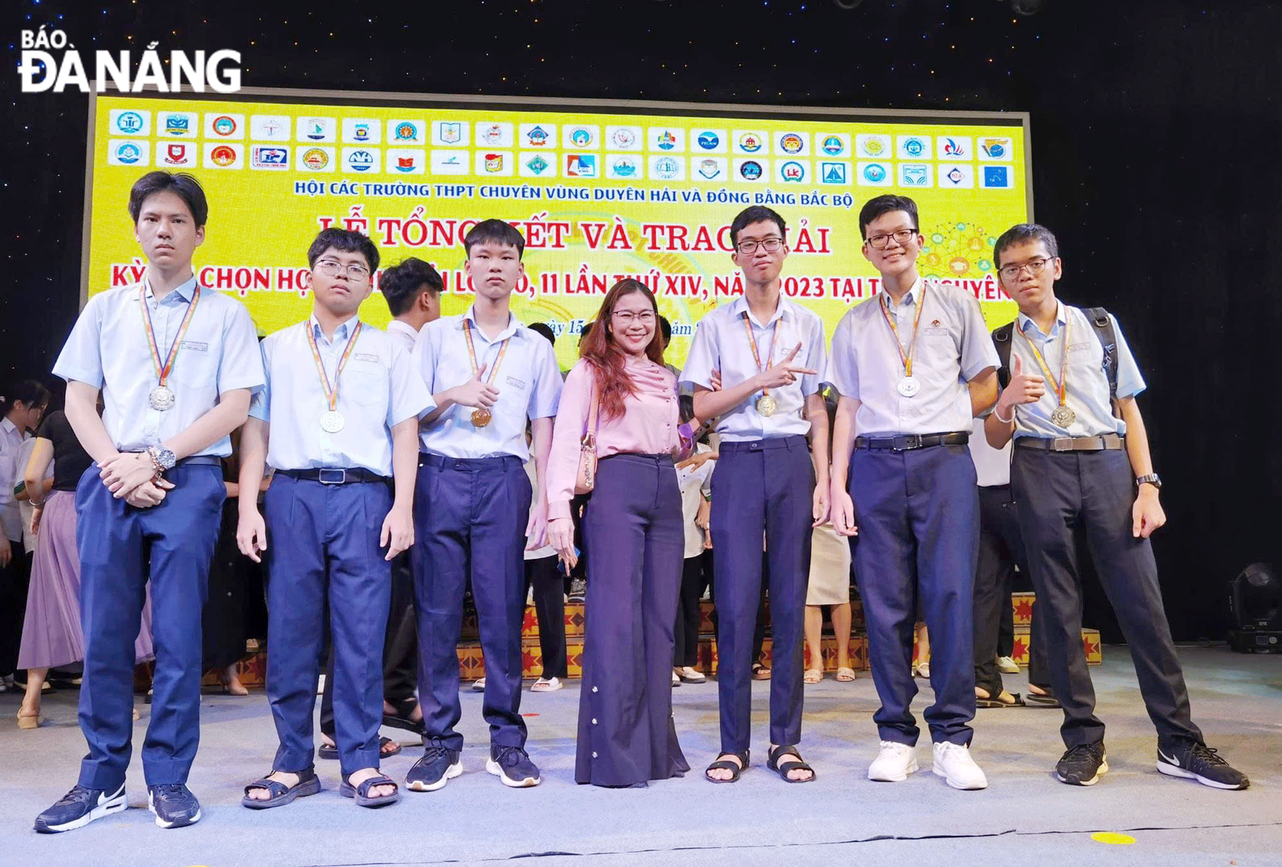 Ms. Pham Thi Phuong Dung (middle) with award-winning pupils from Le Quy Don Senior High School for the Gifted. Photo: X.H