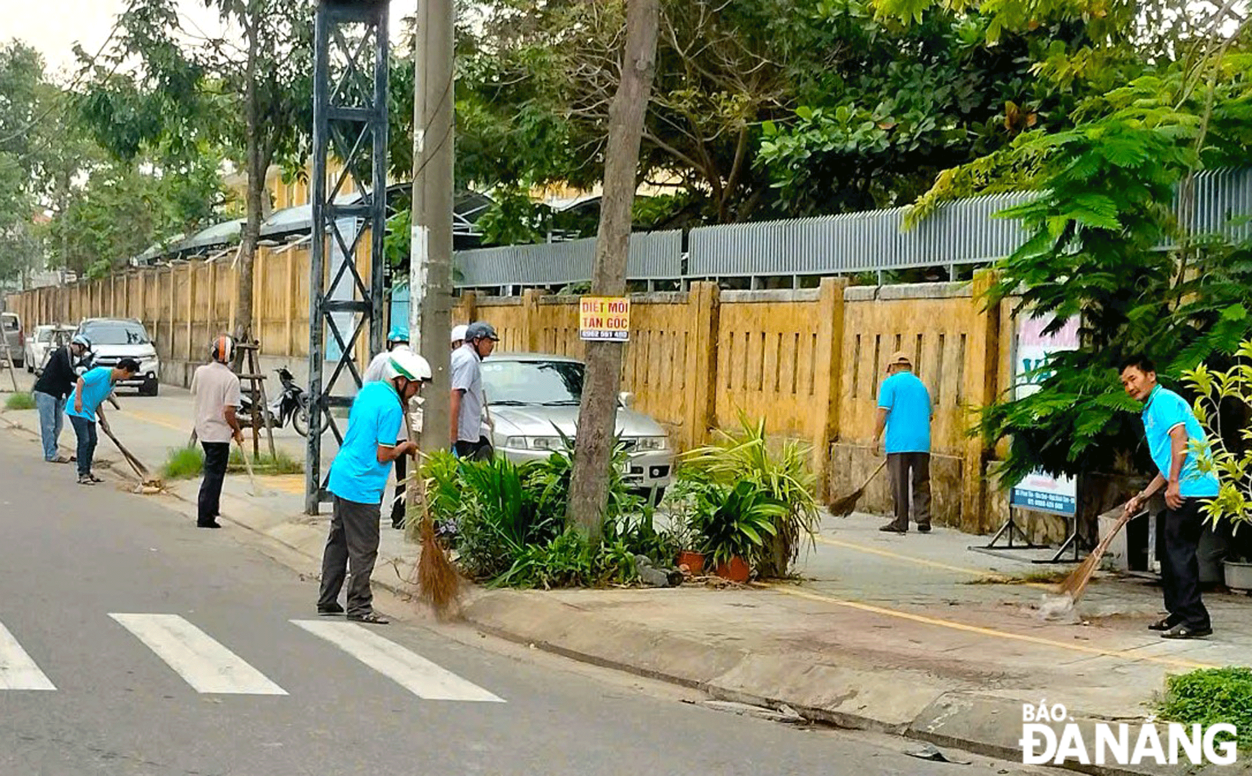 Hội viên nông dân phường Hòa Quý (quận Ngũ Hành Sơn) gương mẫu, tích cực tham gia dọn vệ sinh trên các tuyến đường nhằm bảo vệ cảnh quan môi trường sạch, đẹp. Ảnh: N.H	