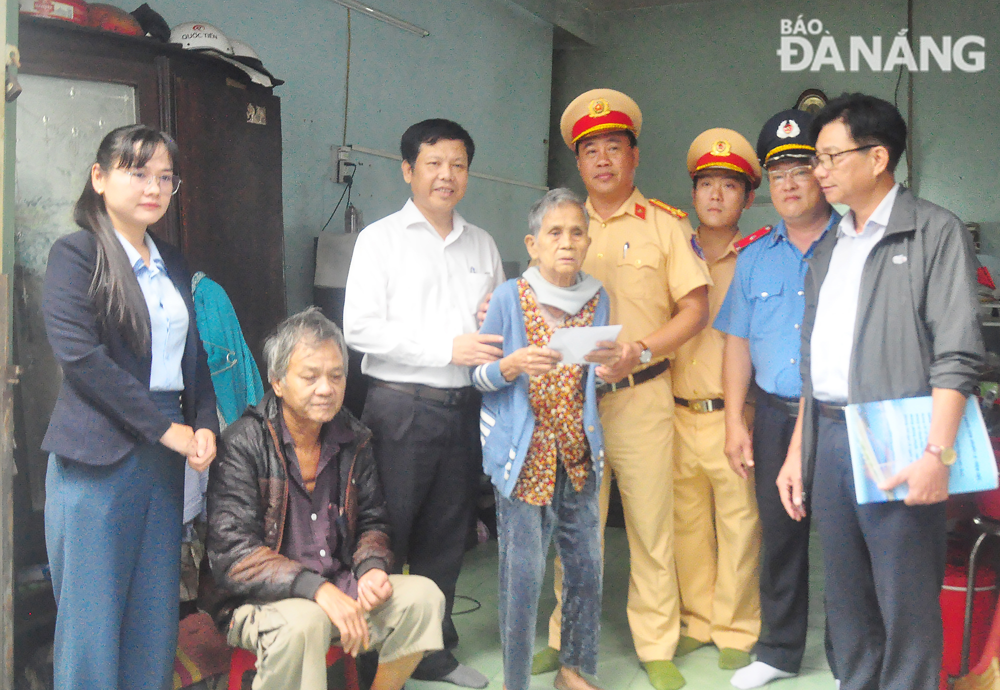 Lãnh đạo Ban An toàn giao thông thành phố trao quà cho gia đình nạn nhân bị tai nạn giao thông trên địa bàn quận Hải Châu. Ảnh: THÀNH LÂN