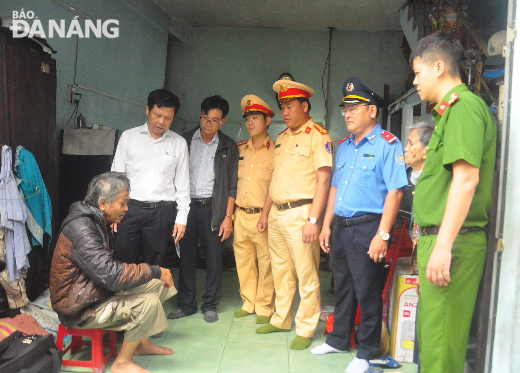 Lãnh đạo Ban An toàn giao thông thành phố chia sẻ, động viên thân nhân gia đình nạn nhân bị tai nạn giao thông trên địa bàn quận Hải Châu. Ảnh: THÀNH LÂN