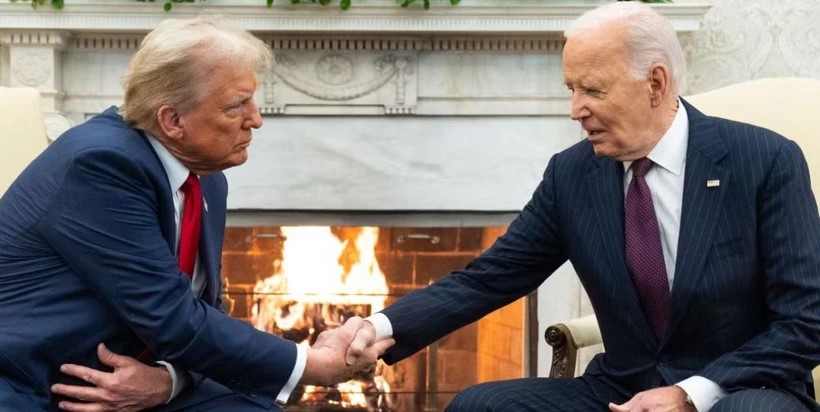 Tổng thống Joe Biden gặp Tổng thống đắc cử Donald Trump tại Phòng Bầu dục của Nhà Trắng ngày 13/11. (Ảnh: AP)