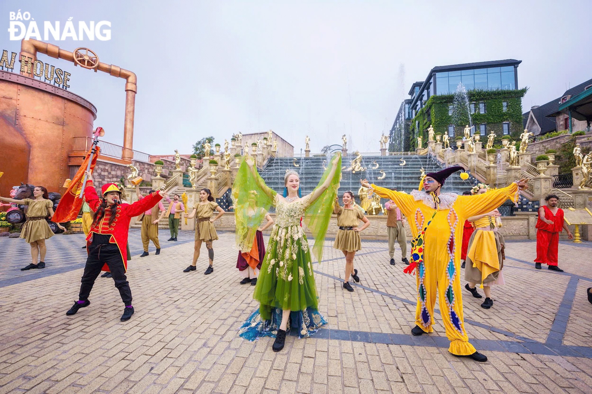 The festive atmosphere amidst the clouds at the Ba Na Hills Tourist Area is ready to welcome visitors on the occasion of Tet 2025. Photo: NGOC HA