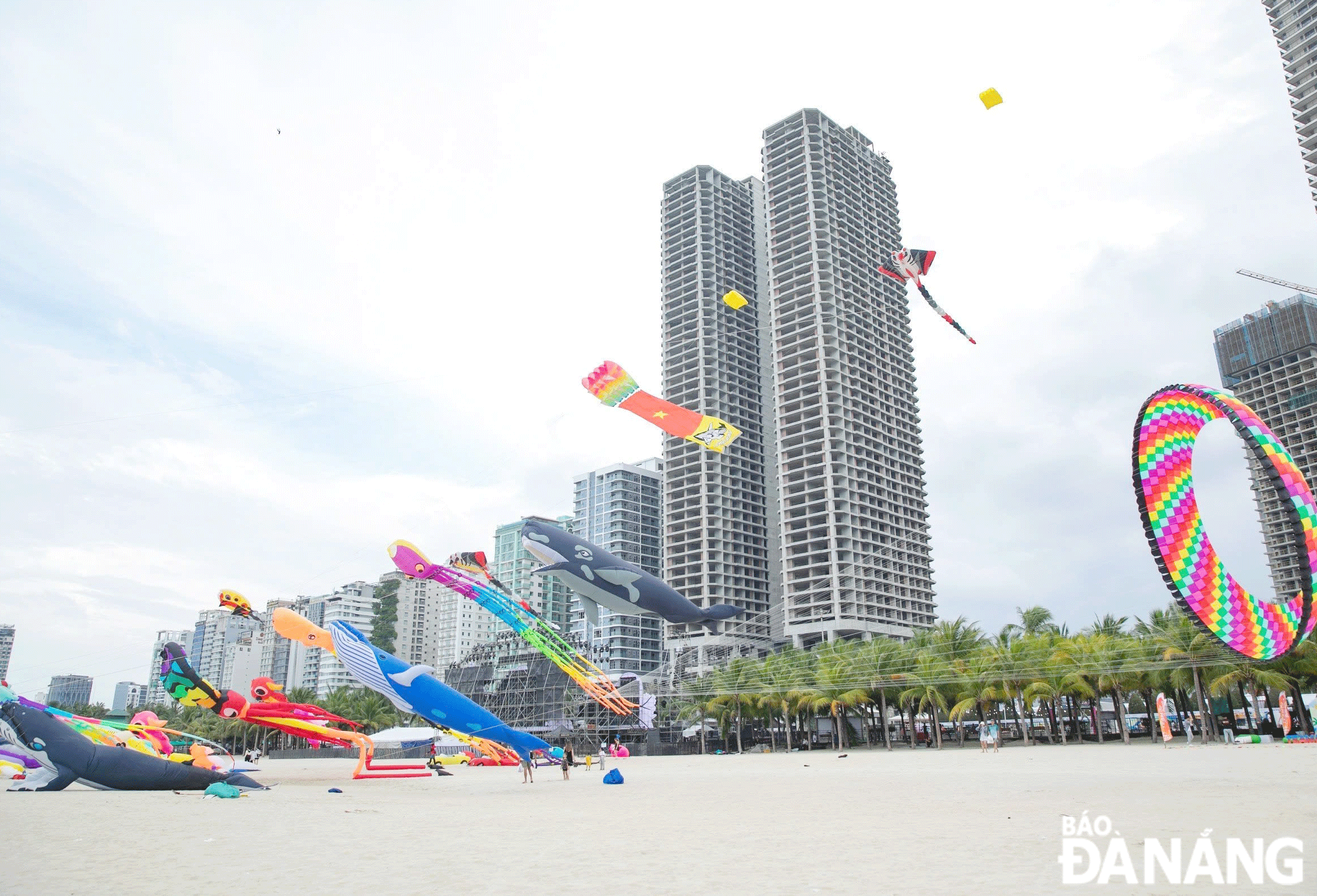 The 'Enjoy Danang 2024' Festival left a good impression on domestic and foreign tourists. IN PHOTO: The art kite flying activity during the 'Enjoy Danang 2024' Festival. Photo: NGOC HA 