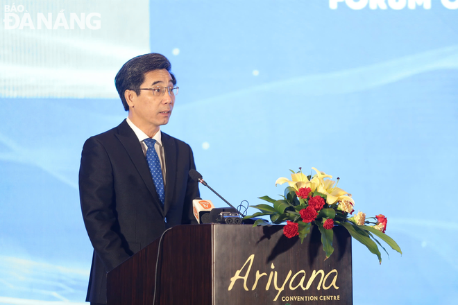 Vice Chairman of the Da Nang People's Committee Tran Chi Cuong delivered his opening speech at the forum. Photo: MAI QUE - QUOC CUONG