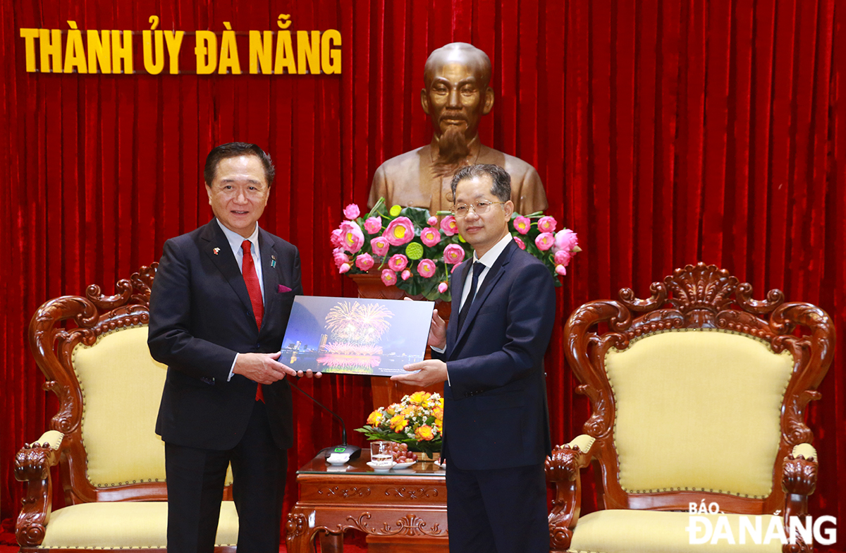 Da Nang Party Committee Secretary Nguyen Van Quang (right) presenting a souvenir gift to Governor of Japan’s Kanagawa prefecture Kuroiwa Yuji. Photo: THANH PHUONG