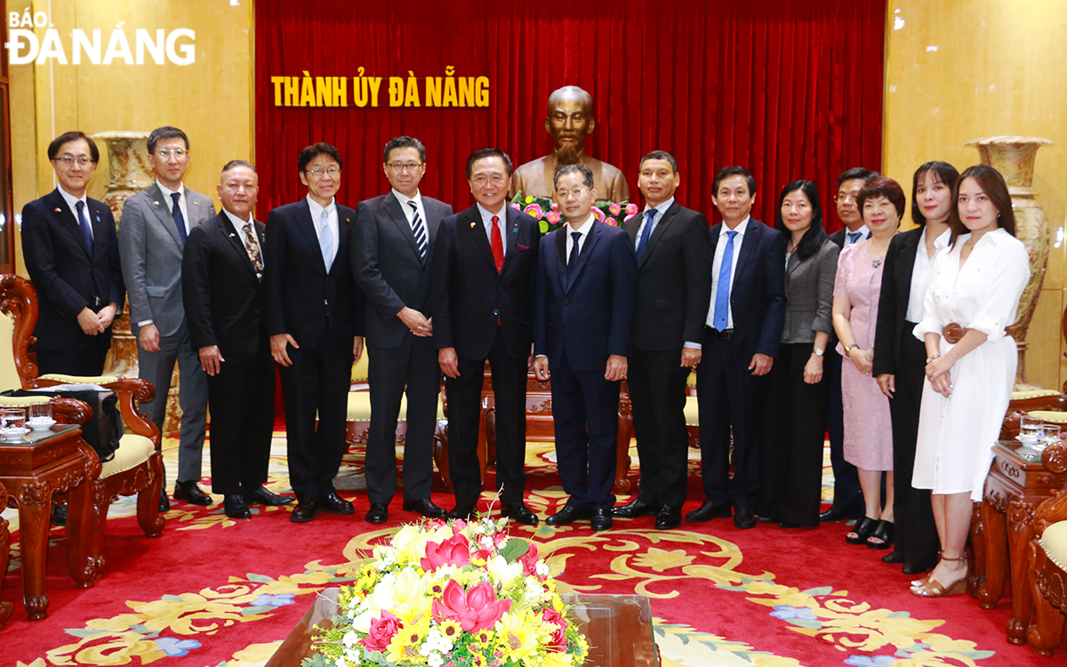 Leaders of Da Nang and Kanagawa prefecture posing for a group photo. Photo: THANH PHUONG 