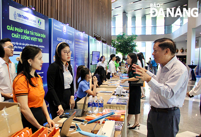 The exhibition area features 30 booths of 28 units, enterprises, and associations in the fields of transportation - delivery, warehousing - cold chain, packaging equipment - technology, banking services and logistics technology applications. 