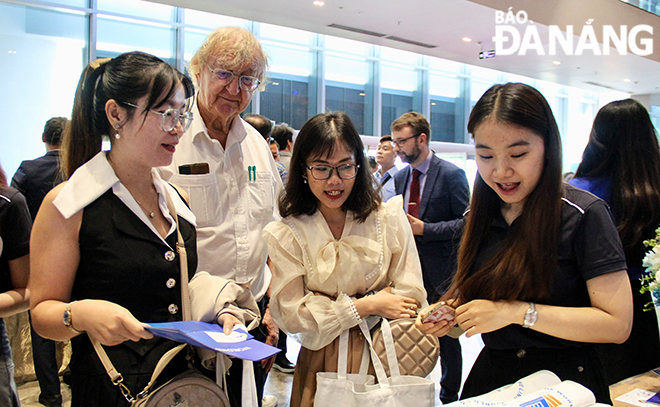 The exhibition attracted a large number of domestic and international delegates to visit and learn about the products.