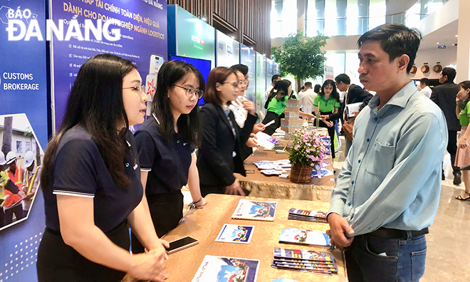 Delegates visited and learned about the products displayed at the booth of Da Nang Port Logistics JSC.