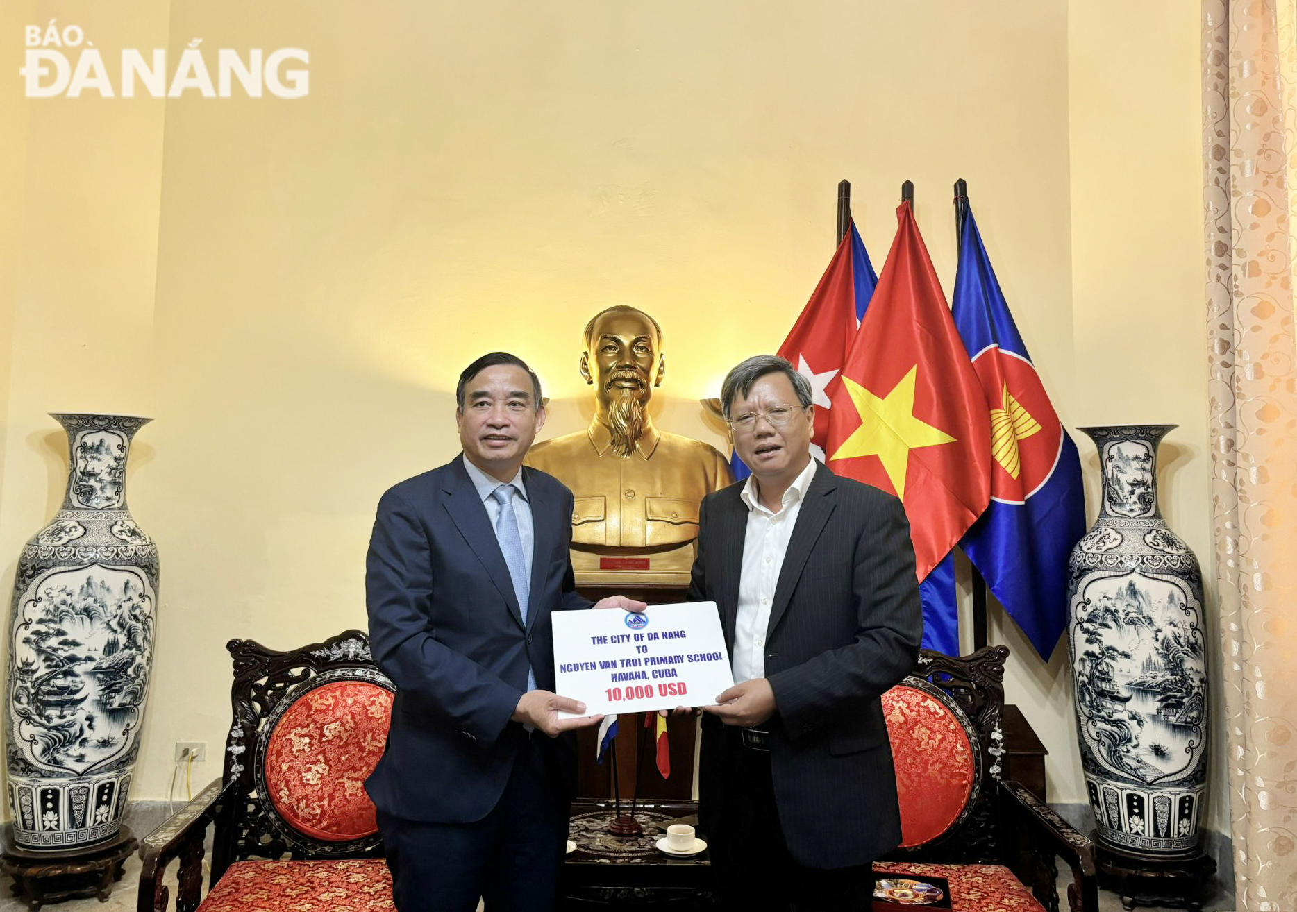 Chủ tịch UBND thành phố Lê Trung Chinh trao hỗ trợ cho Trường Tiểu học Nguyễn Văn Trỗi tại Cuba thông qua Đại sứ quán Việt Nam tại Cuba