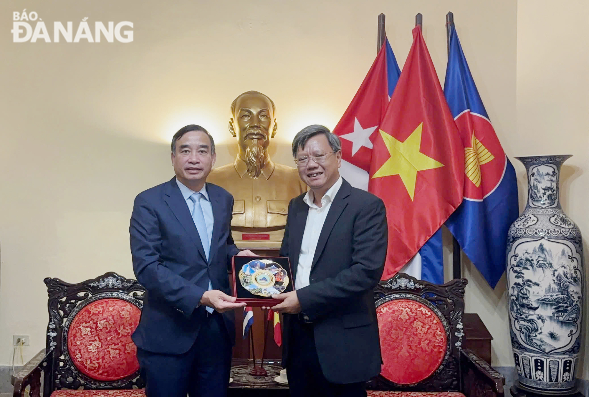 Chairman of the Da Nang People's Committee Le Trung Chinh (left) presenting a souvenir to Vietnamese Ambassador Extraordinary and Plenipotentiary to Cuba Le Quang Long.