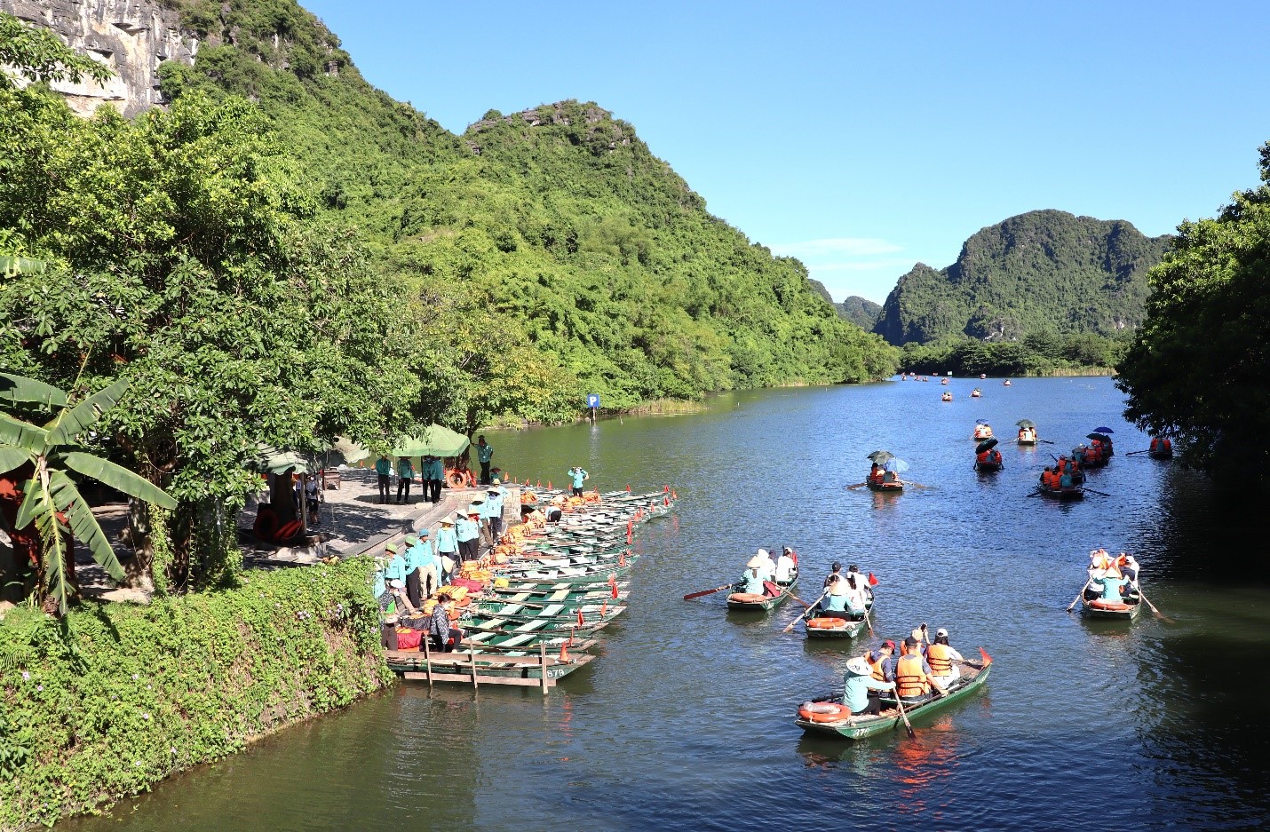 Tràng An được ví như một “Hạ Long trên cạn” với vẻ đẹp tráng lệ. Ảnh: V.T.L