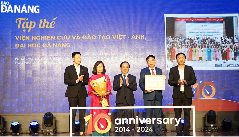 VNUK leaders received a Certificate of Merit from the Minister of Education and Training. Photo: THU HA.