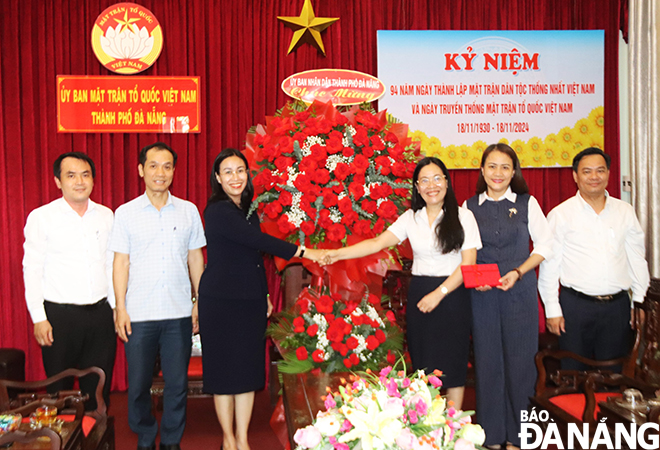 Vice Chairwoman of the Da Nang People's Committee Nguyen Thi Anh Thi (third, left) presenting flowers to congratulate the Viet Nam Fatherland Front Committee of the city. Photo: DAC MANH