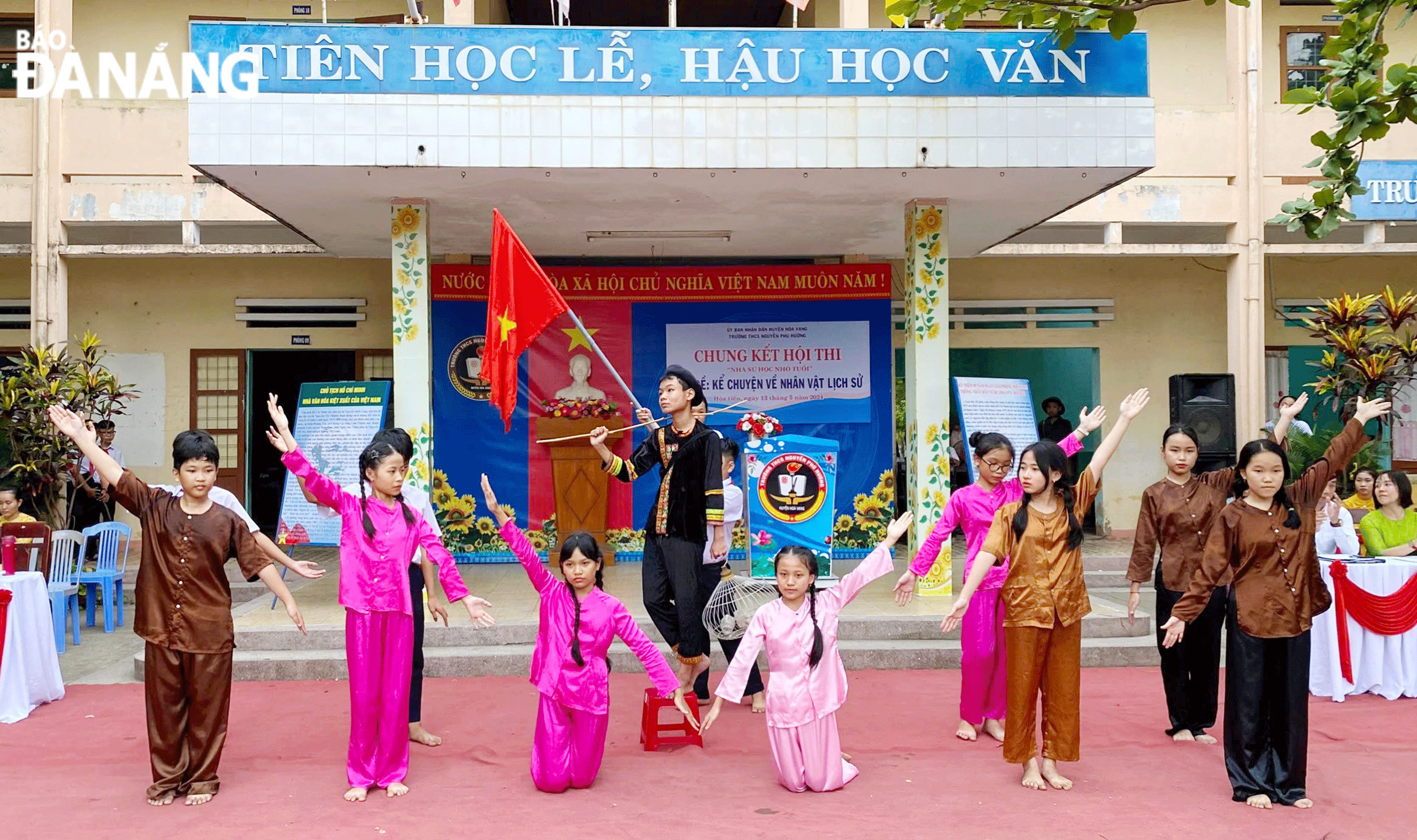 Pupils of the Nguyen Phu Huong Junior High School in Hoa Tien Commune, Hoa Vang District, introduce historical figures in the form of dramatisation. Photo: K.NGUYEN