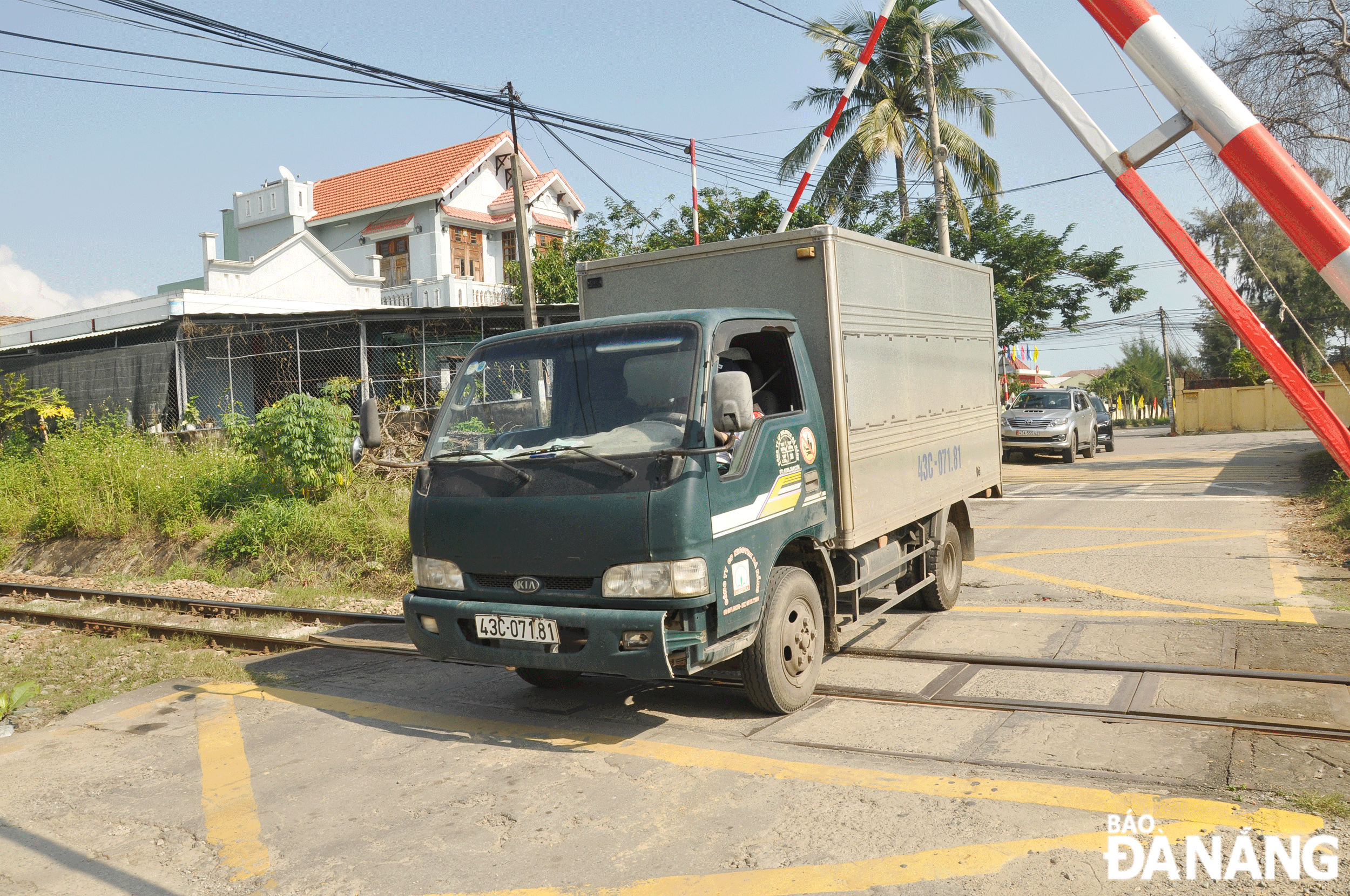 Một lối đi có rào chắn ngang qua đường sắt trên địa bàn quận Thanh Khê. Ảnh: THÀNH LÂN	