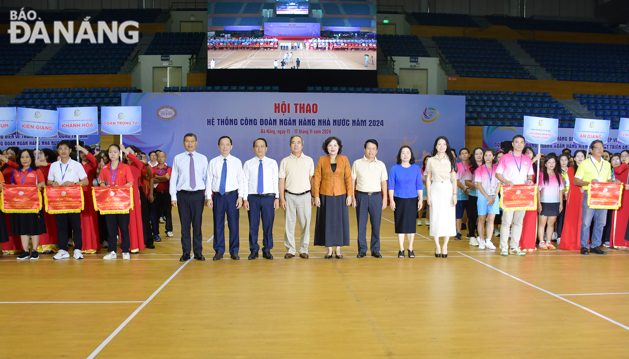 Lãnh đạo Ngân hàng Nhà nước và lãnh đạo thành phố chụp ảnh lưu niệm tại lễ phát động. Ảnh: THÀNH LÂN