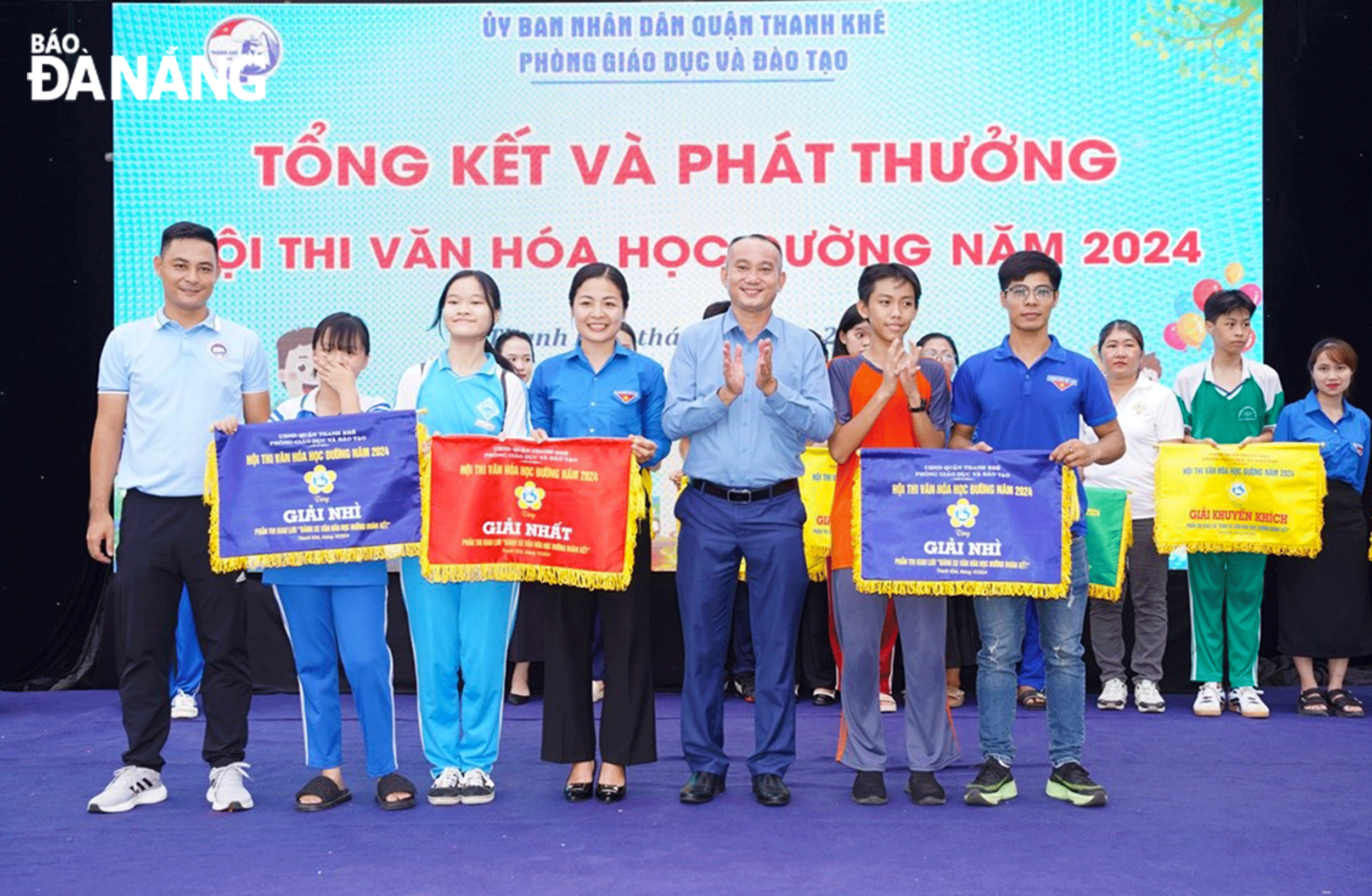 The Thanh Khe District’s Office of Education and Training awarded prizes to teams with outstanding achievements in the 2024 School Culture Festival. Photo: KHOI NGUYEN