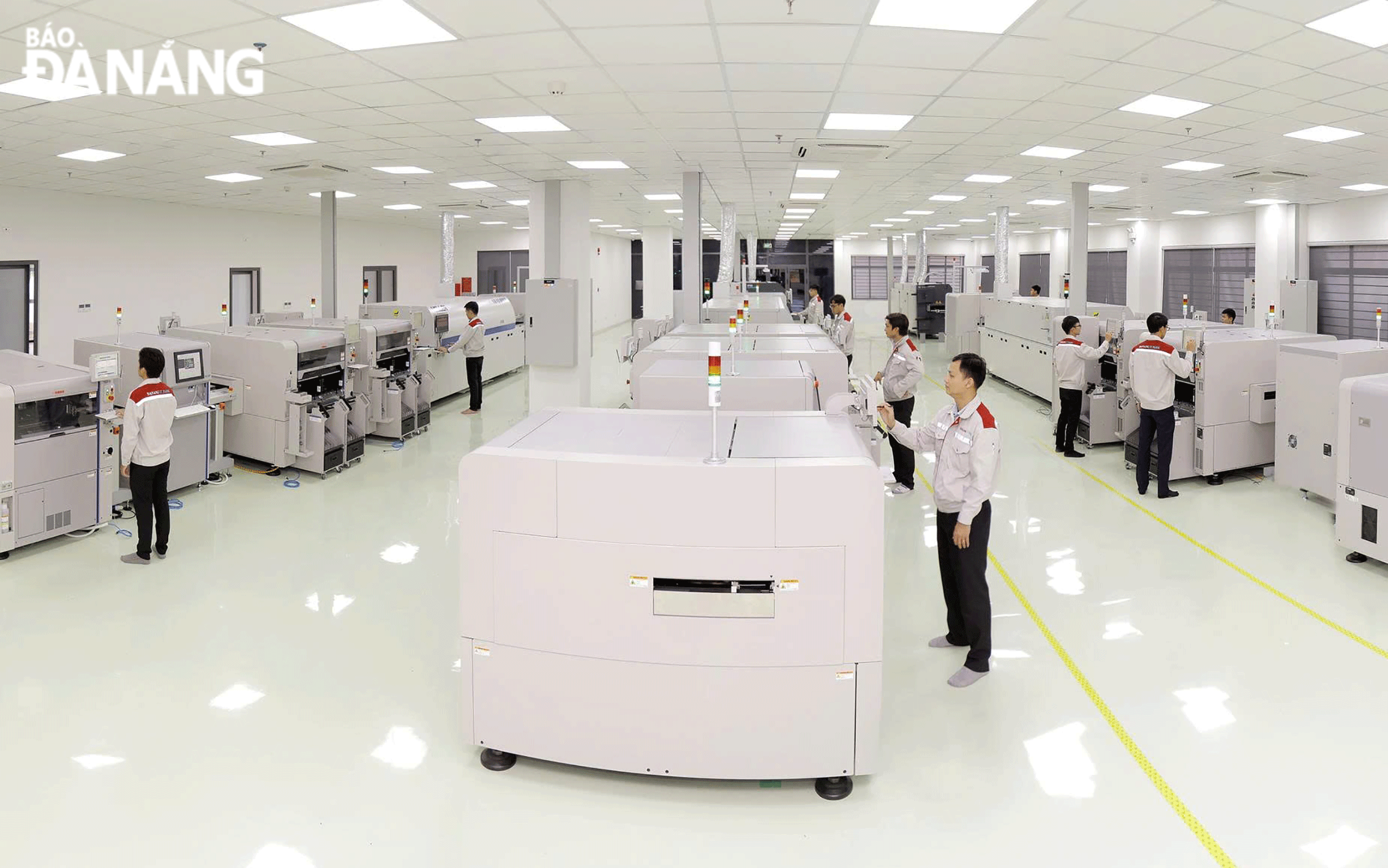 Produced at the SMT Hi-tech Electronic Equipment Research, Production and Assembly Factory in the Da Nang Hi-tech Park). Photo: MAI QUE