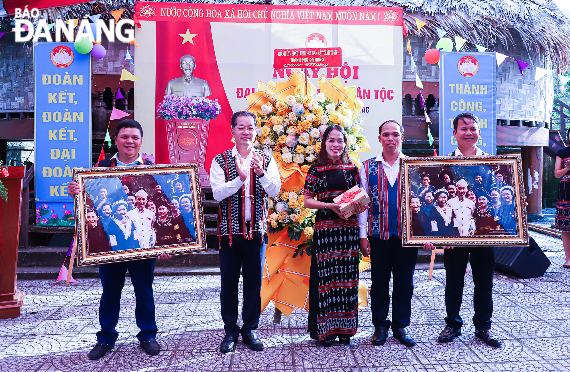 Bí thư Thành ủy Nguyễn Văng Quảng tặng hoa, quà lưu niệm chúc mừng Ngày đại đoàn kết toàn dân tộc tại hai thôn Tà Lang, Giàn Bí. Ảnh: NGỌC PHÚ