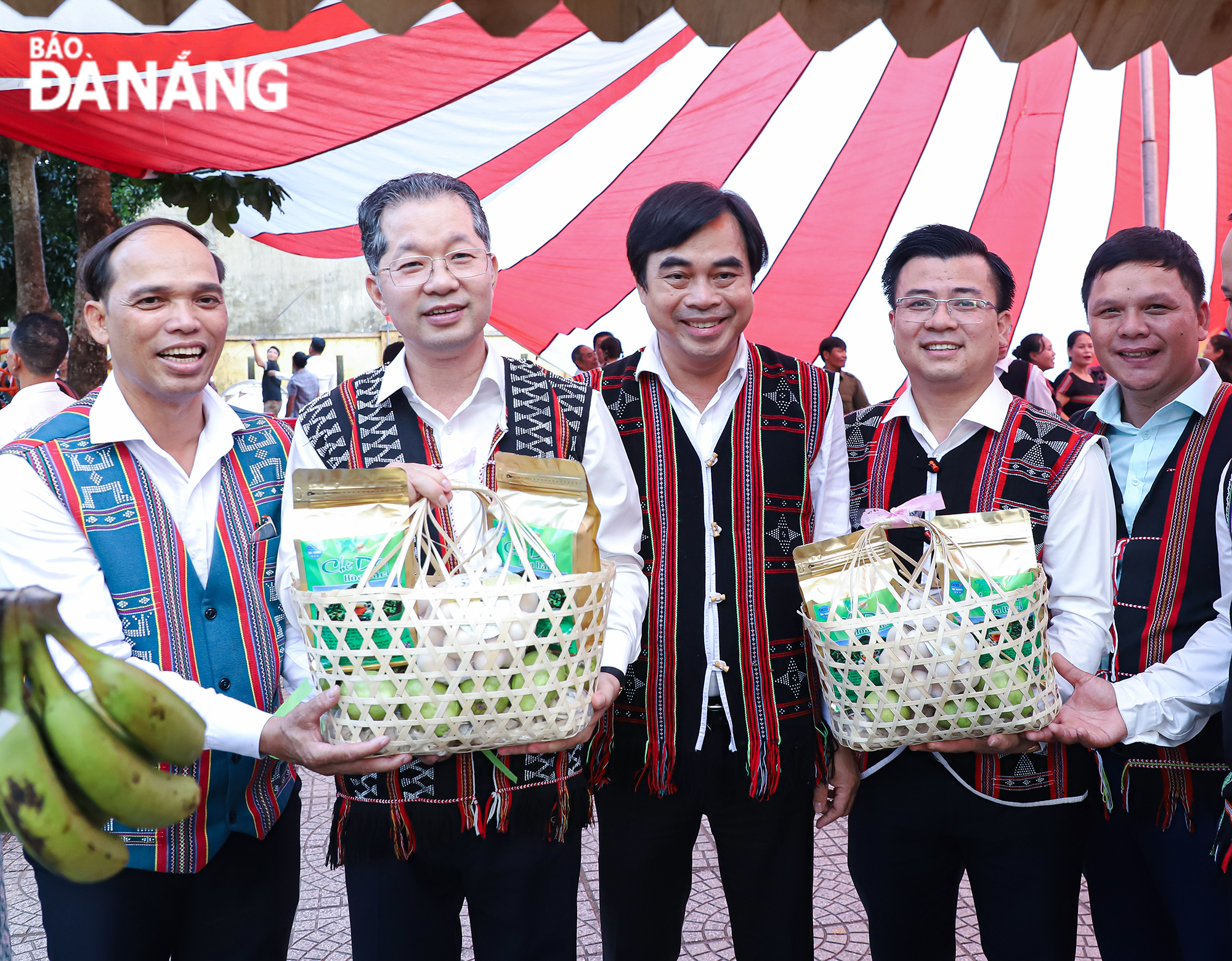 Bí thư Thành ủy Nguyễn Văn Quảng nhận món quà lưu niệm từ đồng bào Cơ tu. Ảnh: NGỌC PHÚ