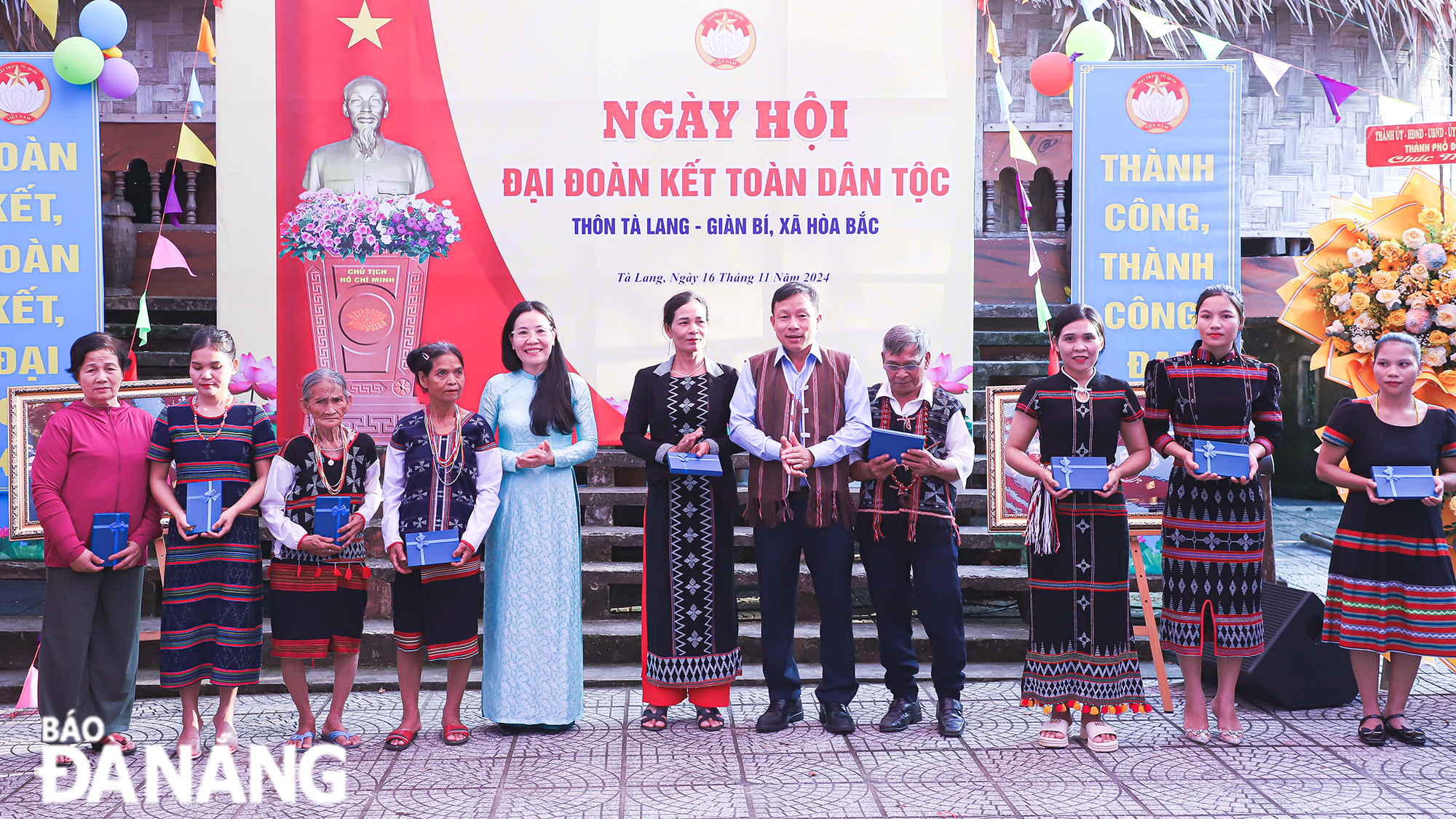 Lãnh đạo Ban Tổ chức Thành ủy và Mặt trận Tổ quốc Việt Nam thành phố trao quà của Ủy ban MTTQ Việt Nam thành phố cho các hộ khó khăn. Ảnh: NGỌC PHÚ