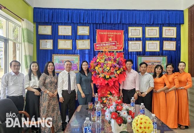 Phó Chủ tịch UBND thành phố Nguyễn Thị Anh Thi (thứ 5, bên trái qua) tặng hoa chúc mừng tập thể Trường chuyên biệt Tương Lai. Ảnh: L.P