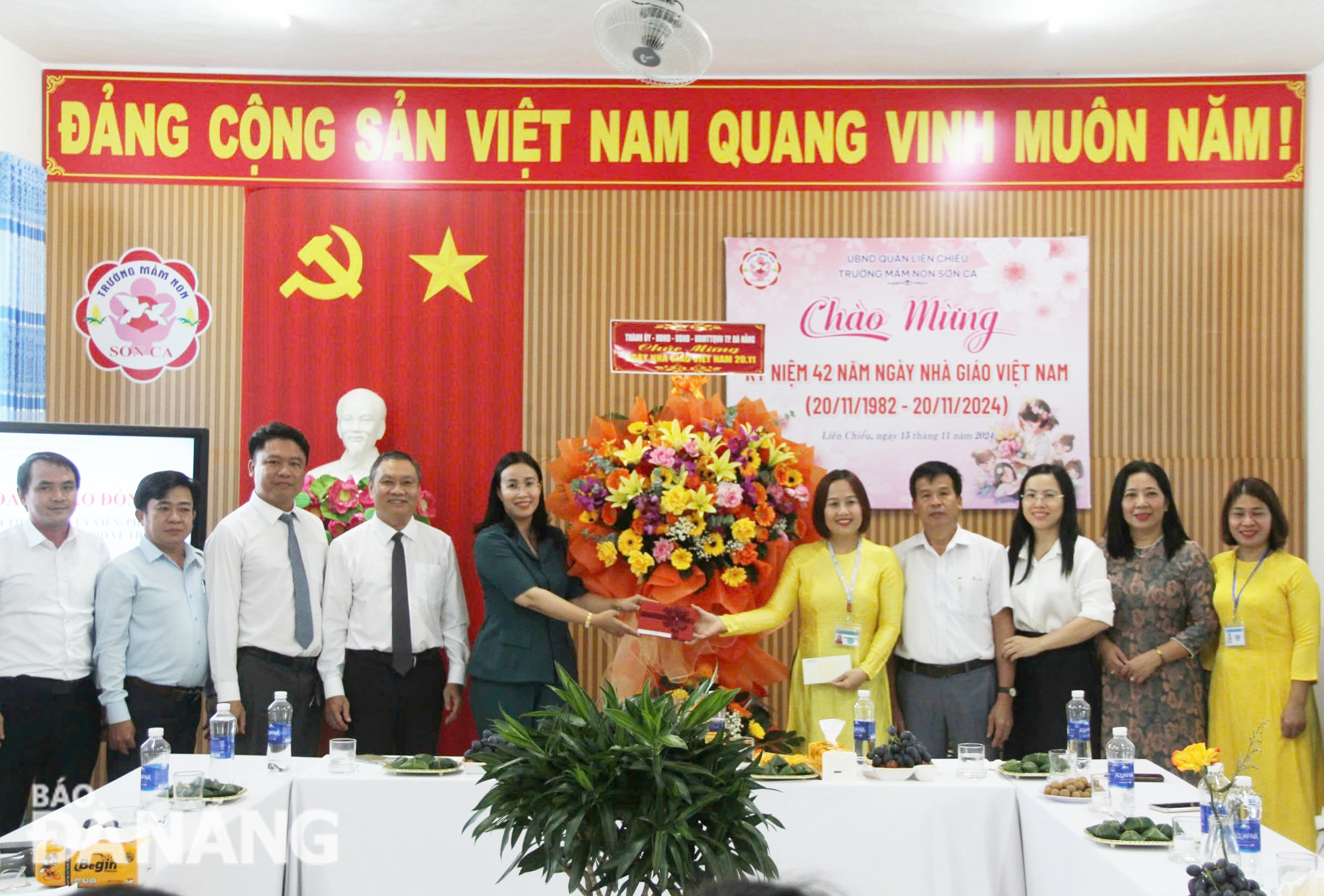 Phó Chủ tịch UBND thành phố Nguyễn Thị Anh Thi (thứ 5, bên trái qua) tặng hoa chúc mừng tập thể Trường Mầm non Sơn Ca. Ảnh: L.P