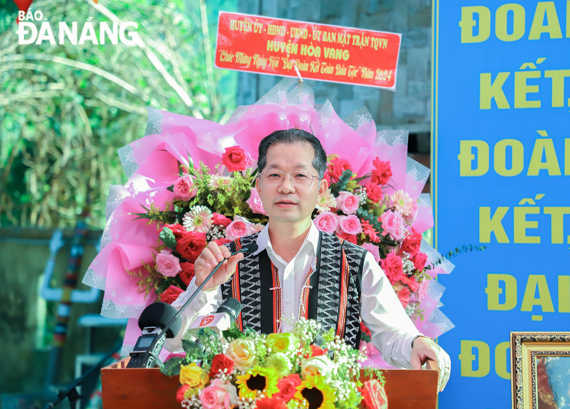 Secretary of the Da Nang Party Committee Nguyen Van Quang commended and acknowledged the outstanding results achieved by the cadres and people of Ta Lang and Gian Bi villages in 2024. Photo: NGOC PHU