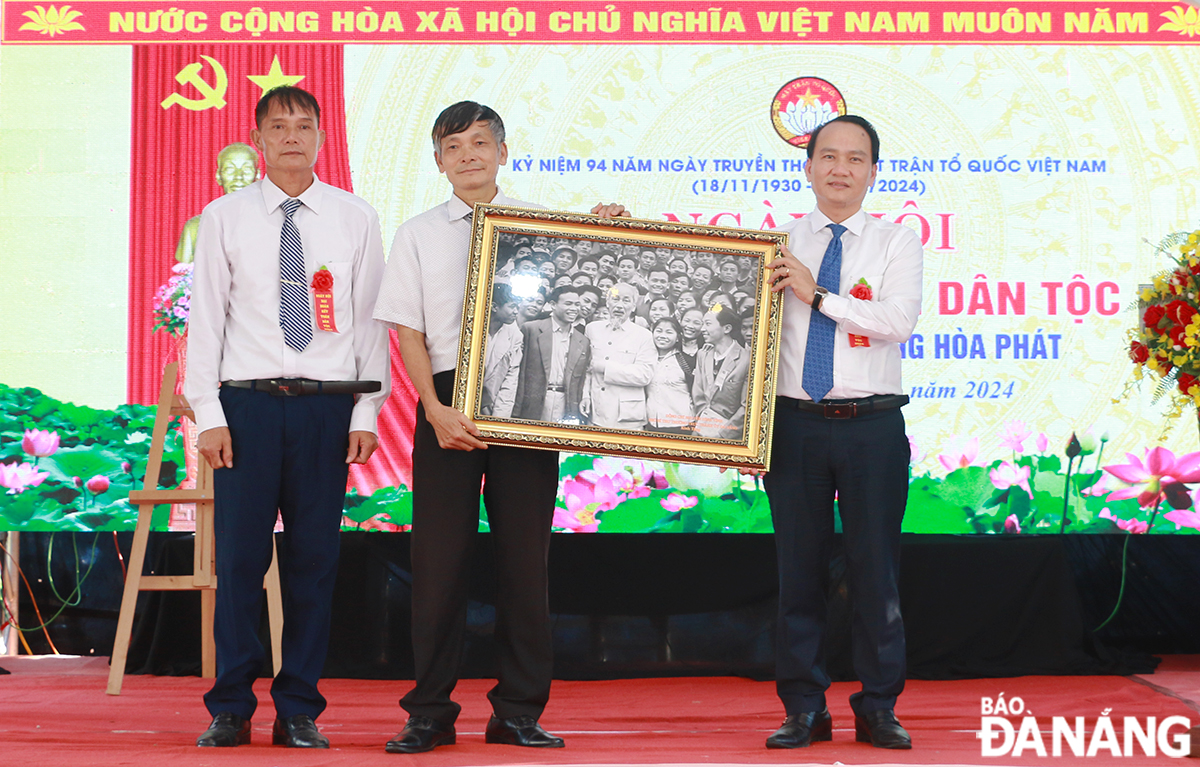 Standing Deputy Secretary of the Da Nang Party Committee Nguyen Dinh Vinh (right) presented the painting 