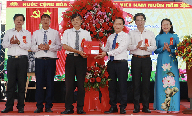 Standing Deputy Secretary of the Da Nang Party Committee Nguyen Dinh Vinh (3rd, right) and leaders of the municipal People's Committee and the Viet Nam Fatherland Front Committee presented flowers and gifts to Residential Area No. 11. Photo: T.P