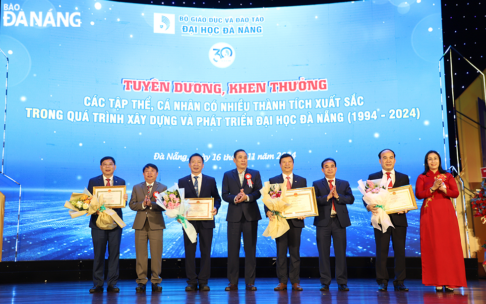 Ms Nguyen Thi Anh Thi, Vice Chairwoman of the Da Nang People’s Committee, awarded a Certificate of Merit from the city’s Chairman to the university’s representatives. Photo: THU HA