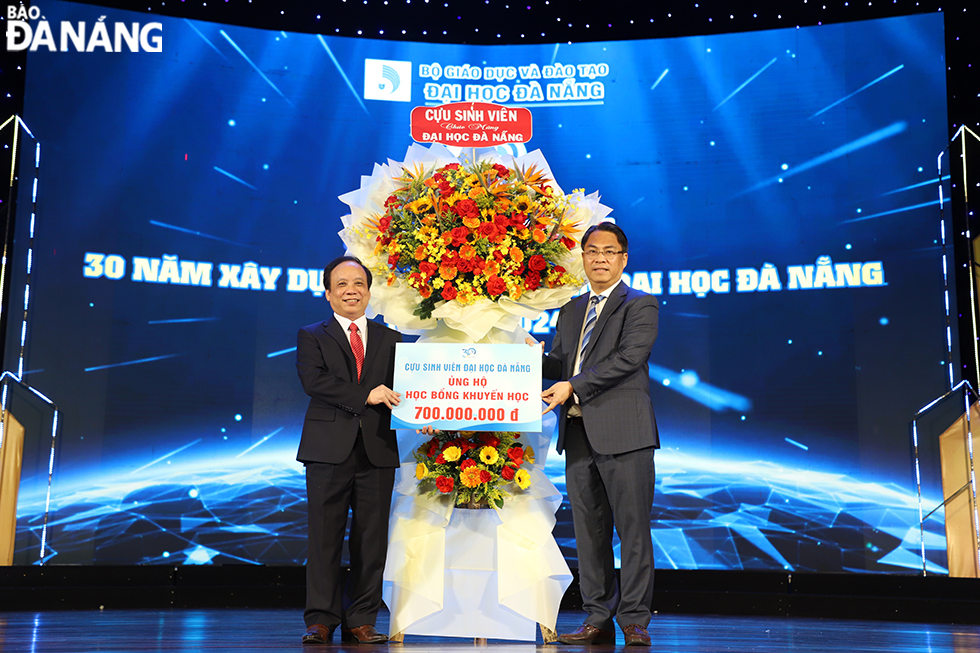 A symbolic scholarship board was also presented to the university by its alumni representatives. Photo: THU HA