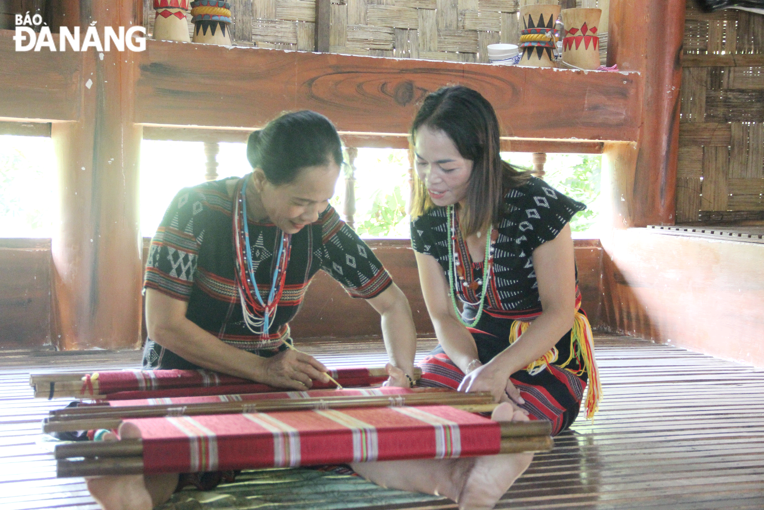 The Co Tu ethnic group in Ta Lang - Gian Bi villages, Hoa Bac Commune, Hoa Vang District, has revived the traditional brocade weaving craft. Photo: XUAN HAU.