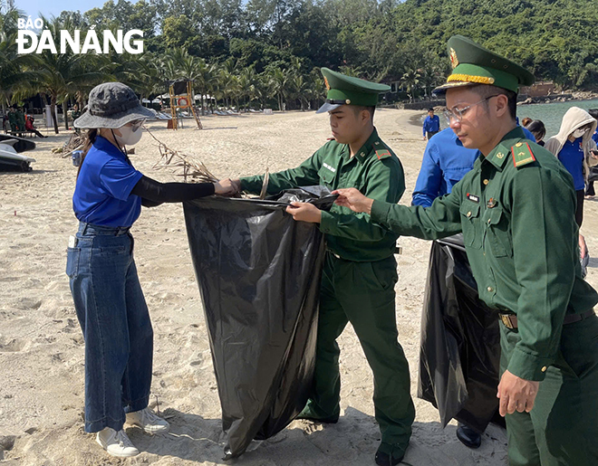 Cùng tham gia làm sạch đẹp bãi biển.