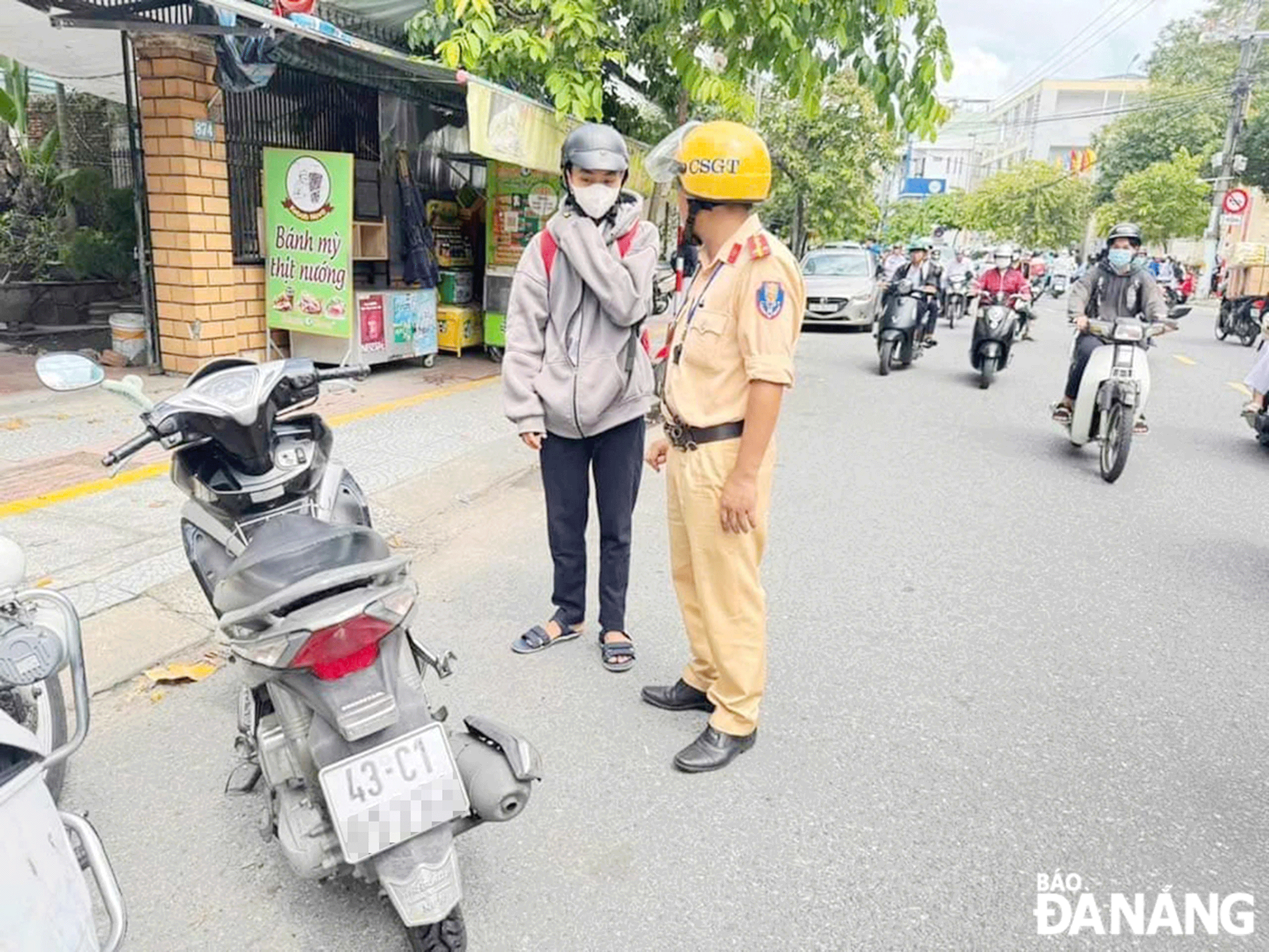 Công an quận Thanh Khê kiểm tra học sinh đi xe máy. Ảnh: LÊ HÙNG	