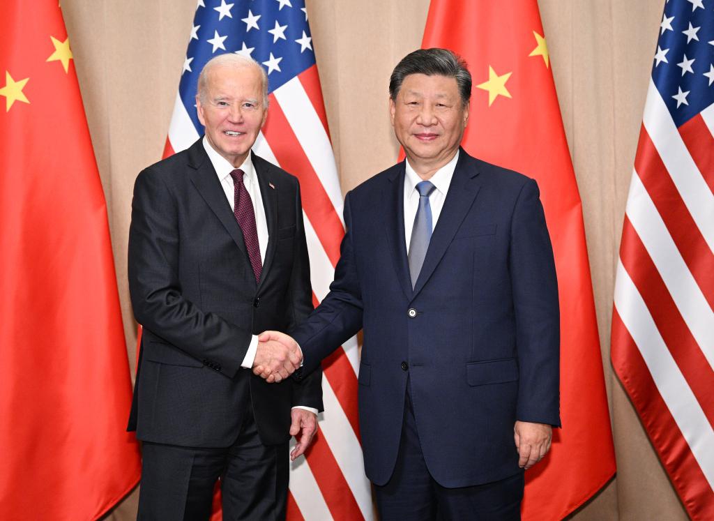 Tổng Bí thư, Chủ tịch Trung Quốc Tập Cận Bình (bên phải) gặp Tổng thống Mỹ Joe Biden tại Peru ngày 16-11. Ảnh: Xinhua/Li Xueren	