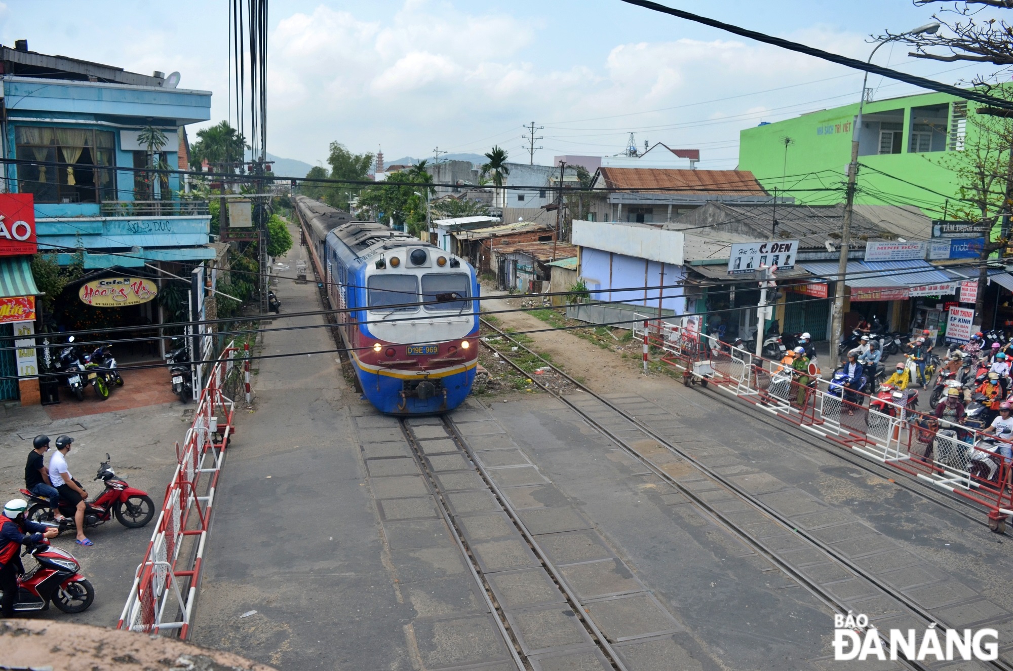 The railway line through the inner city area from the station to Hue T-junction overpass is about 4km long, intersecting with many roads with heavy traffic density such as Le Do, Ha Huy Tap and Tran Cao Van.