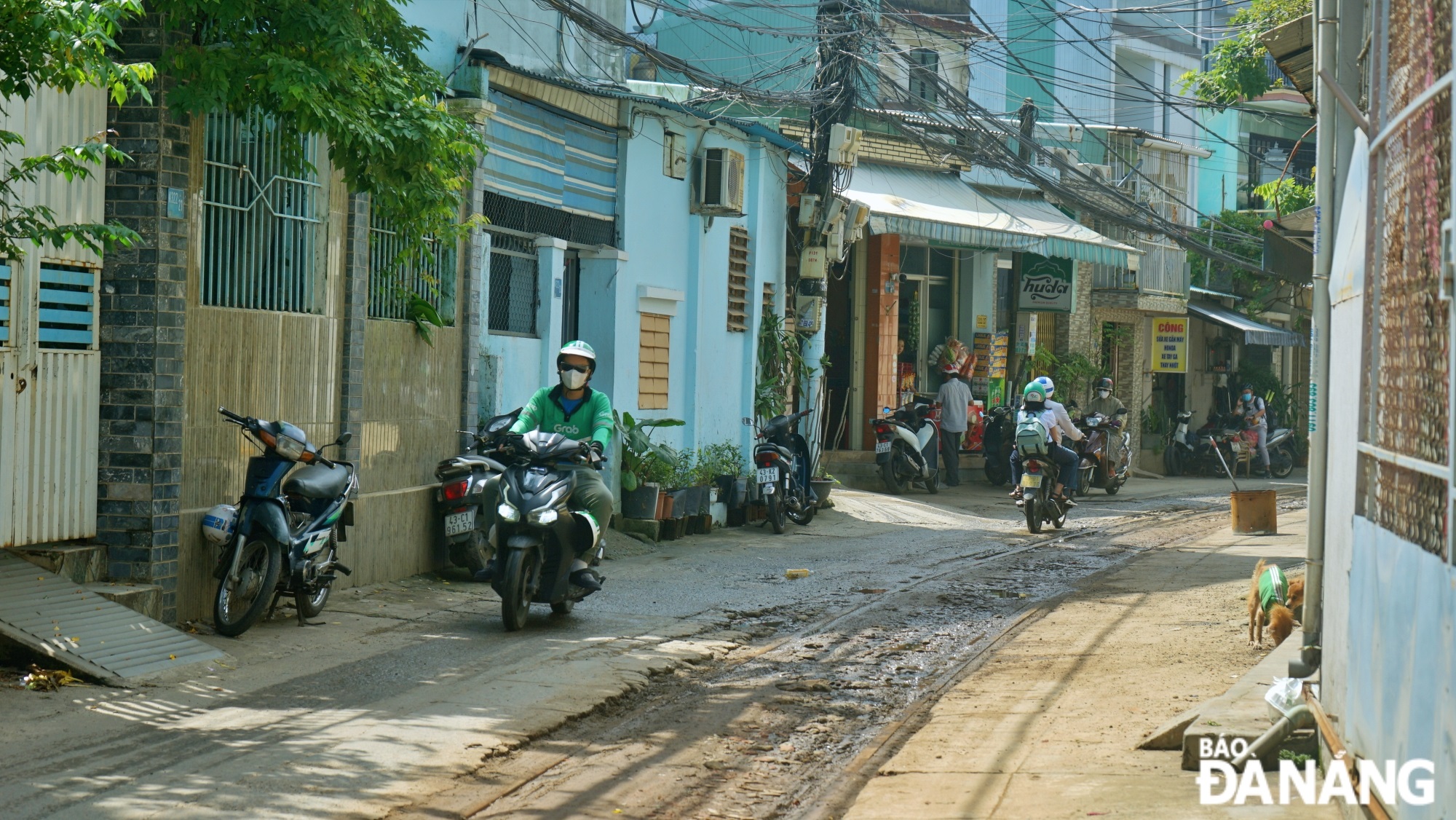 Part of the old railway line passing through a residential area on Hai Phong Street is used for turning around.