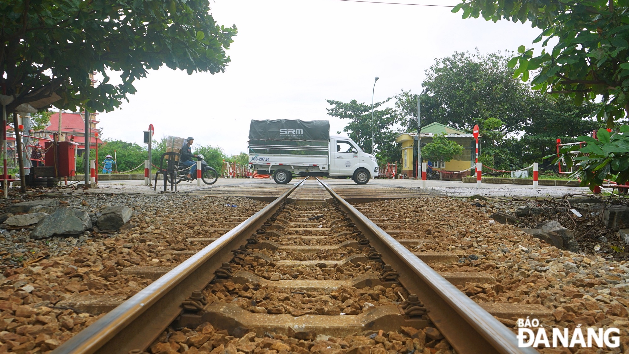 The new passenger station is located more than 4km from the current Da Nang station, adjacent to Hoang Thi Loan, Nam Tran and Nguyen Tuong Pho streets; and nearly 1km from the Hue T-junction and Da Nang Coach Station.