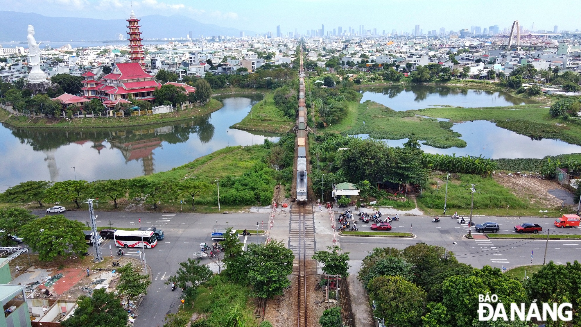 A new station square will be built combined with the city's West Lake park on an area of about 14,000 square meters, connecting traffic with neighbouring streets.